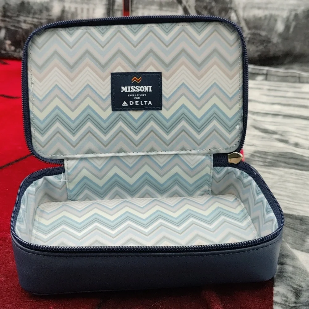 DELTA AIRLINES ONE by MISSONI amenity kit  cosmetic Bag